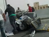 تحطم سيارة ملاكي سقطت عليها لوحة إعلانية بالجيزة