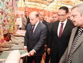 المحافظ يتفقد المعرض 