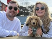 كلب ينفق على رجل وامرأة 