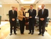وزير الصحة يكرم الدكتورة نانسي الجندي لبلوغها السن القانونية للمعاش