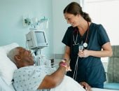 صاحب مطعم يحقق أمنية رجل قبل وفاته بإطعام ممرضات دار رعاية