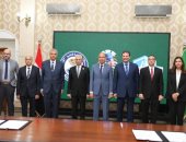 محافظ المنيا ورئيس الجامعة ووفد هيئة التأمين الصحى