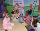 سياح من السويد ينظمون حفل موسيقي ترفيهي لدعم الأطفال