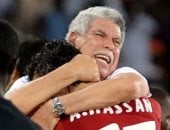 حسن شحاتة يحتضن الصقر أحمد حسن