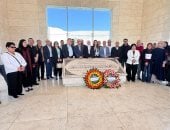 وزيرة العمل الفلسطينية واتحاد عمال نقابات فلسطين يحيون ذكرى شهداء لقمة العيش بضريح ياسر عرفات