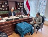 السفير تامر المليجي يتحدث للزميل عبد الحليم سالم فى مكتبه بالقنصلية بنيويورك 