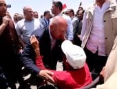 وزير النقل يستجيب لطلب مواطن من ذوي الهمم ويوجه بتوفير وظيفة له خلال جولته بقنا