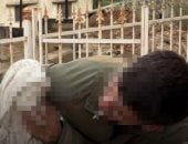 جندي إسرائيلى يدنس تمثال للسيدة العذراء مريم