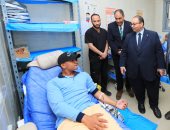 رئيس جامعة كفر الشيخ يتفقد حملة التبرع بالدم