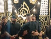 حسن شاكوش يحضن حمو بيكا في عزاء والده