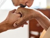 تقبيل يد الوالدين وكبار السن من صور البر والتوقير