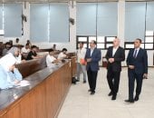 رئيس جامعة قناة السويس يتابع امتحانات الزراعة والعلوم