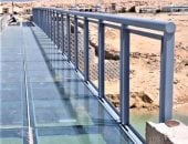تركيب ممشي زجاجي على جوانب كوبري روميل