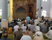 لحظة وصول جثمان الفنان عبد العزيز مخيون لأداء صلاة الجنازة