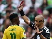طرد لاعب جنوب أفريقيا
