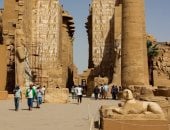 الأسر والعائلات الأجانب يعيشون أجواء سعيدة بصورة يومية في قلب معبد الأقصر