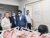 وكيل صحة سوهاج يزور ممرضة ومولودتها بالمستشفى العام