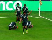 العمري يحتفل بهدفه في مرمي اوروجواي