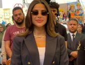 يارا السكري تخطف الأنظار بإطلالة كلاسيكية راقية خلال تكريمها.. صور