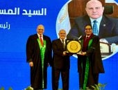 حقوق القاهرة تكرّم رئيس النيابة الإدارية ضمن نخبة رموز القضاء وخريجيها المتميزين