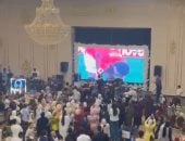 العريس والمعازيم يوقفون حفل الزفاف لمتابعة ركلة الحسم