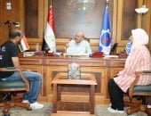 محافظ السويس يوجه بتوفير الدعم لأسرتين من ذوى الهمم 