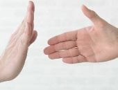 تفسير حلم رؤية شخص يمتنع عن الكلام