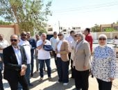 محافظ الوادي الجديد تتابع أعمال تطوير موقف الأقاليم الجديد بالخارجة