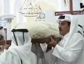 امير قطر يحمل جثمان الوالد