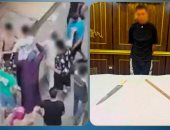 ضبط شخص خلع ملابسه العلوية ولوح بسلاح بالشارع بسبب توك توك