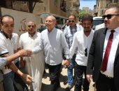 محافظ القاهرة يجري جولة تفقدية بعزبة الوالدة