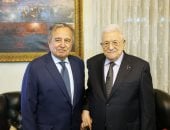 نبيل فهمي مع الرئيس الفلسطيني في لقاء سابق - أرشيفية