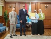 محافظ كفر الشيخ يكرم الطلاب الفائزين في مسابقات الصحافة والإعلام