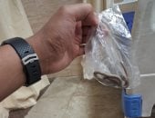 مصاب بلدغة ثعبان يصطحبه في كيس داخل مستشفى بقنا