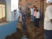 رئيس شركة المياه يتابع أعمال تنفيذ الوصلات المنزلية بقرى مركز إسنا