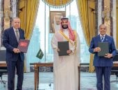 محمد بن سلمان يتوسط الرئيس التركى ورئيس وزراء باكستان عقب توقيع اتفاقية "مكة"