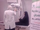 الكشف على المرضى بالقافلة