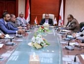 محافظ سوهاج يبحث آليات بدء تشغيل مدرسة مياه الشرب والصرف الصحي بالكوثر