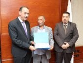 محافظ سوهاج يكرّم مواطنًا لتبرعه بجزء من أرضه لتوسعة طريق