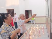شموع بجوار صورة السيدة العذراء