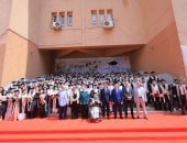 رئيس جامعة بنها يشهد حفل تخرج دفعة جديدة من طلاب كلية الآداب