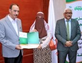 محافظ سوهاج يسلم 20 رأس ماشية عشار لـ 20 أسرة الأولى بالرعاية