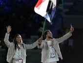 محمد السيد وفريدة عثمان يحملان علم مصر