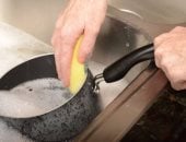 طرق إزالة الأرز المحروق اللزج من القدر