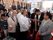 محافظ الدقهلية خلال جولته فى معرض أهلا مدارس 