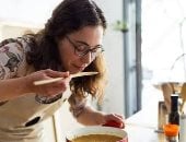10 حلول ذكية تنقذ الطبخة بدل ما ترميها