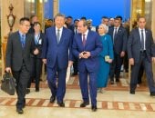 استقبال الرئيس السيسى وقرينته للرئيس الصيني وزوجته بمطار القاهرة