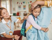 كيف تحضرين طفلك الخجول للمدرسة؟