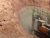  أعمال حفر حفرة ضخمة موازية للبئر للوصول إلي الطفل أيوب فى الجزائر 