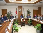 وزيرة الإسكان وجانب من الاجتماع